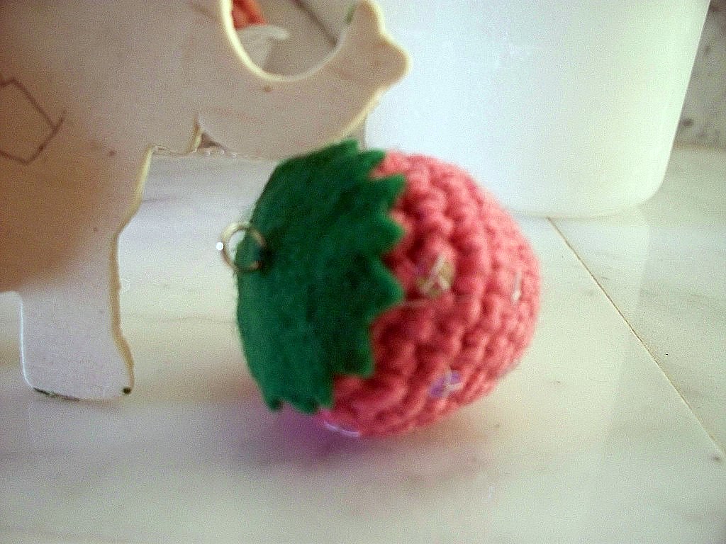 Llavero frutilla a crochet